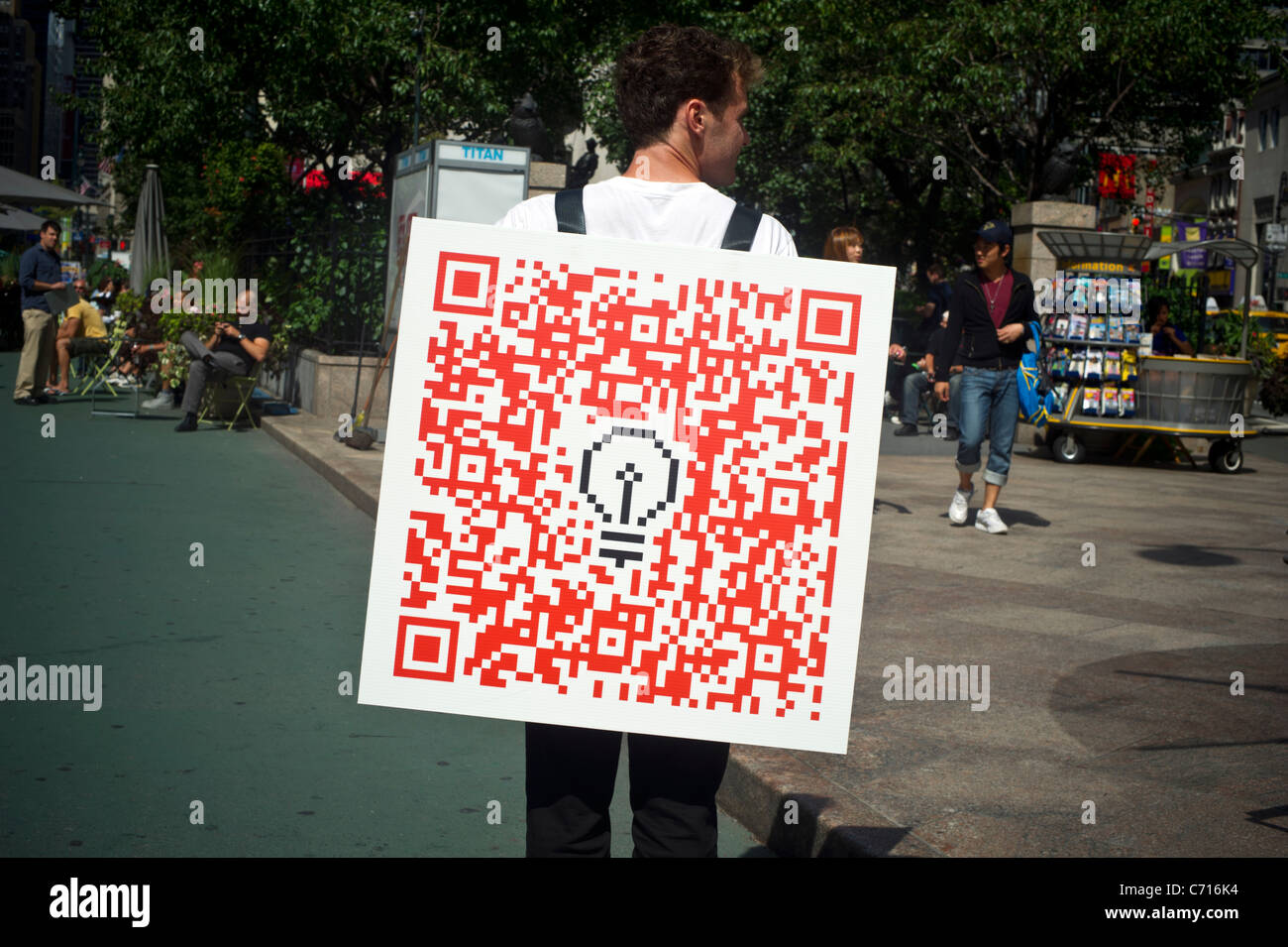 Werbung für das Museum of Modern Art nutzt ein Sandwich-Board mit einem QR (quick Response) code Stockfoto
