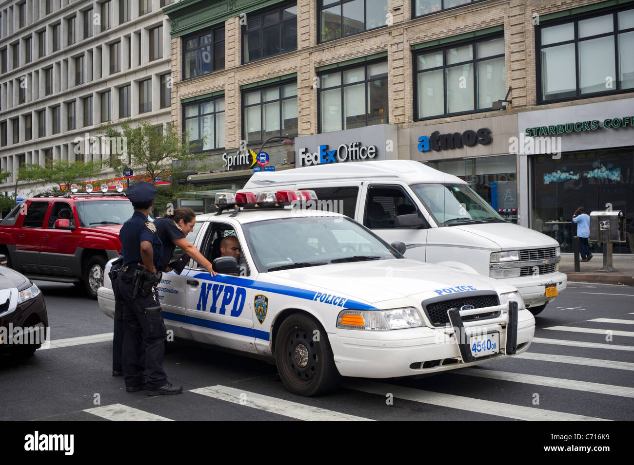 NYPD Offiziere sprechen Sie NYPD Offiziere in einem Streifenwagen in Harlem in New York in Montag, 5. September 2011. (© Frances M. Roberts) Stockfoto