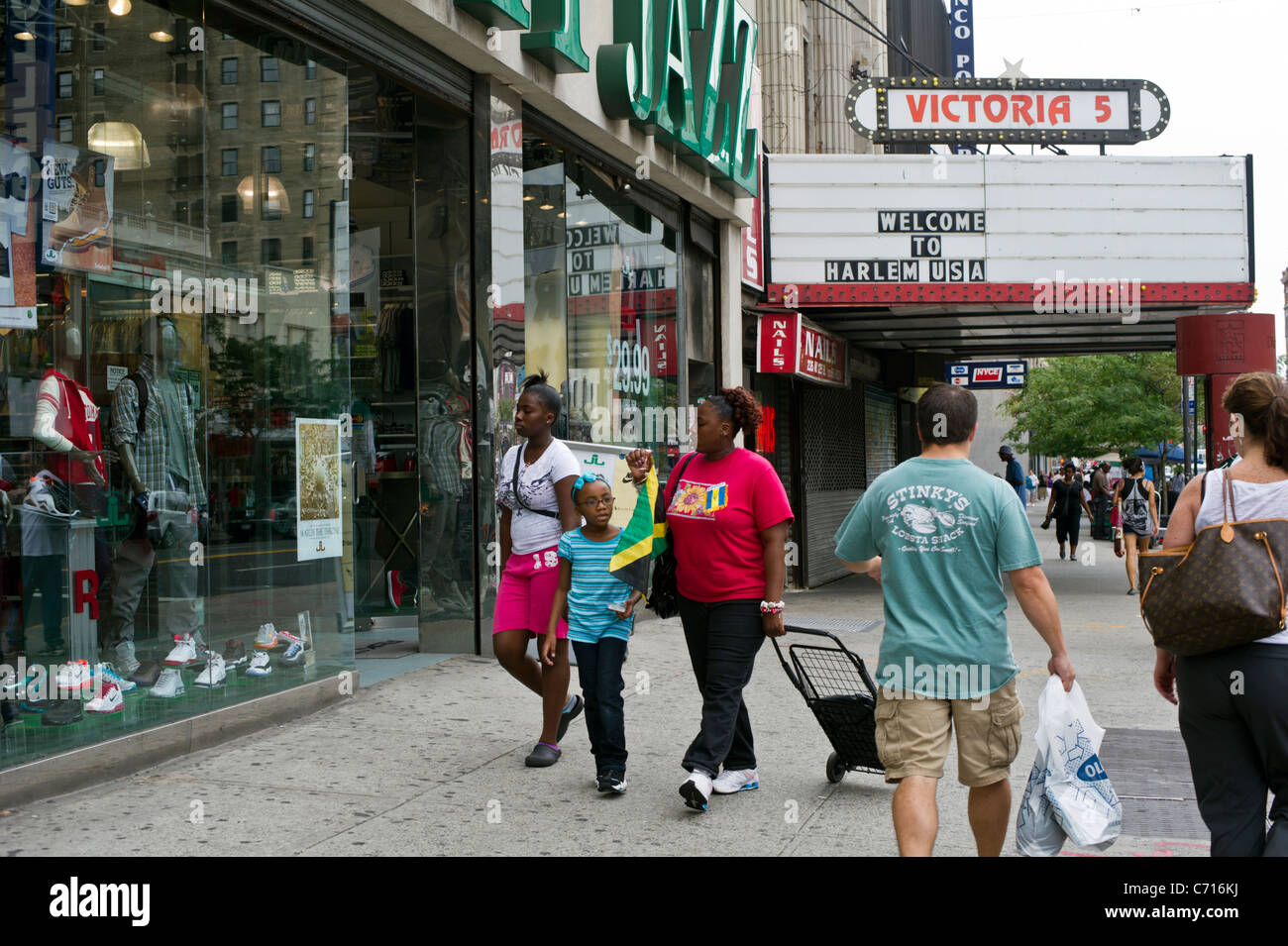 Fußgänger in der Nähe der Fensterläden Victoria Theater in Harlem in New York Stockfoto