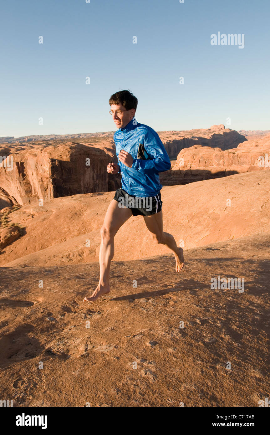 Mann barfuß laufen auf Sandstein, Moab, Utah. Stockfoto