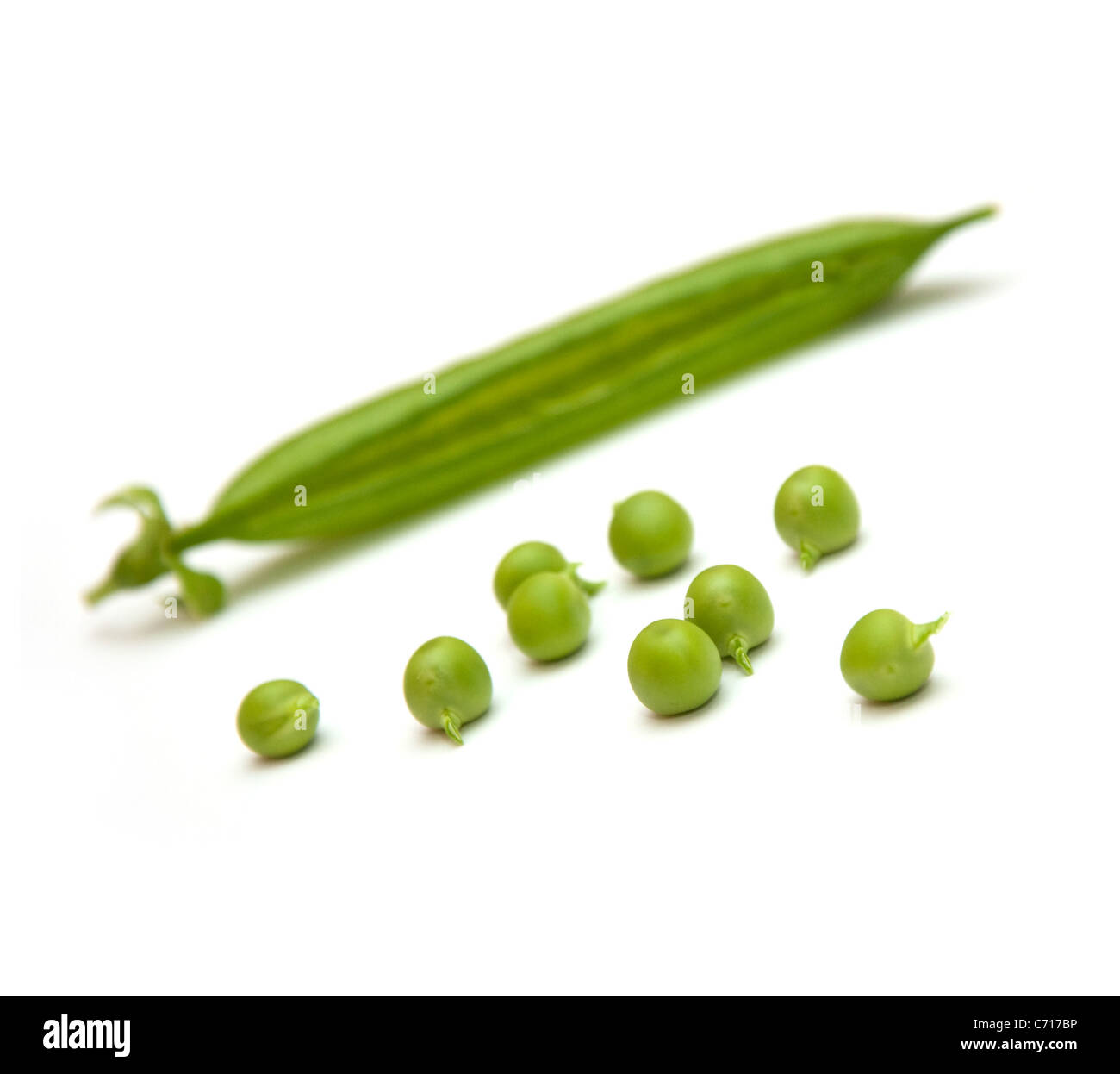 Grüne Erbse Hülsen über einem weißen Hintergrund Stockfoto