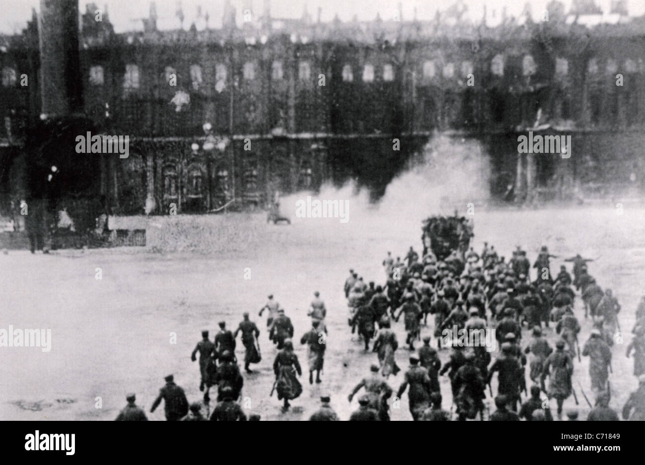 STORMING von THE WINTER PALACE, Petrograd, re-enacted Oktober 1917 als ein Massenspektakel, unter der Regie von Nikolai Evreinov 1920 Stockfoto