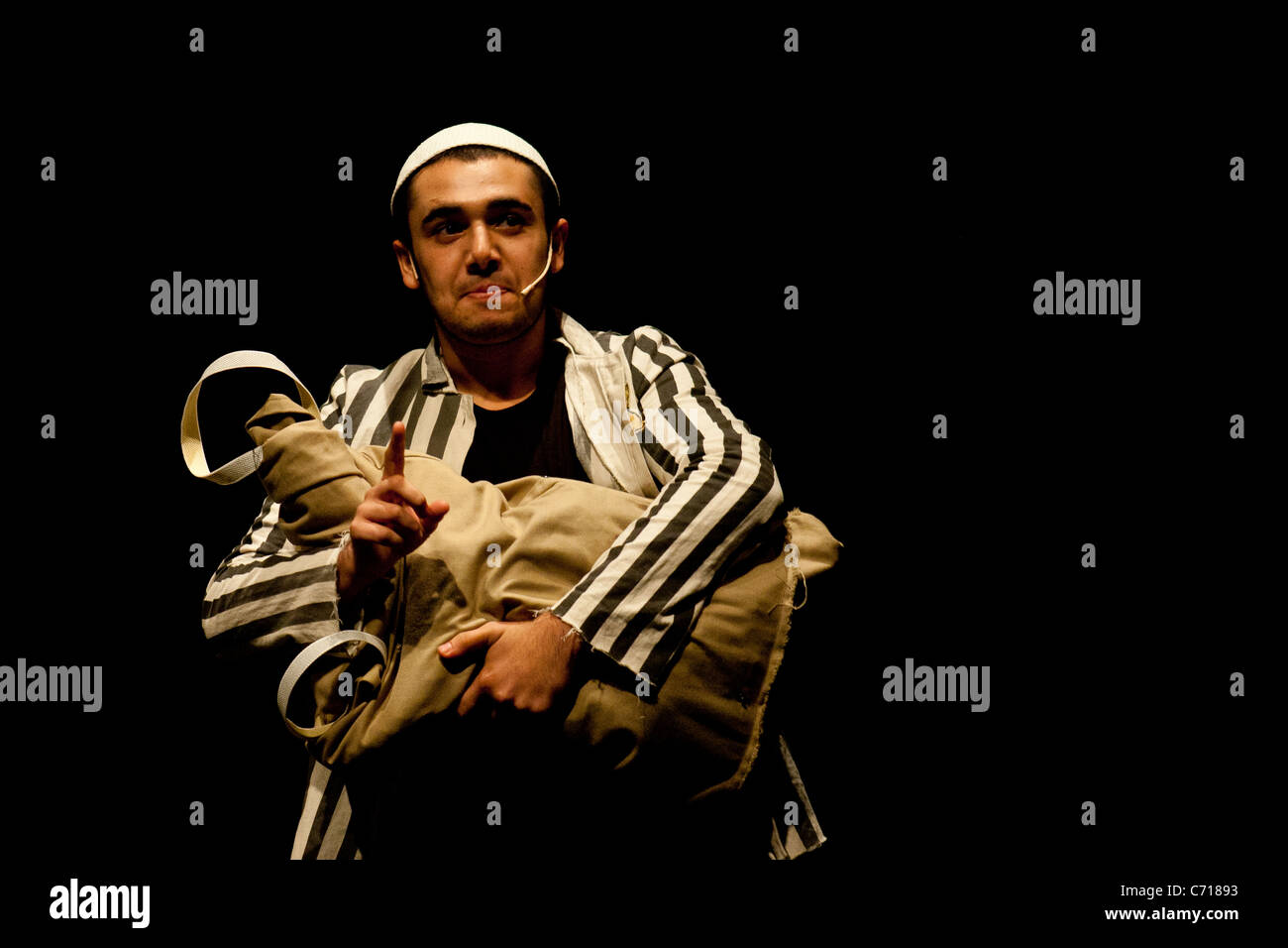 Martef Keller Theater junge Schauspieler durchführen "The Strength to Tell" zu Ehren von Holocaust-Überlebenden. Jerusalem, Israel. 09.07.2011. Stockfoto