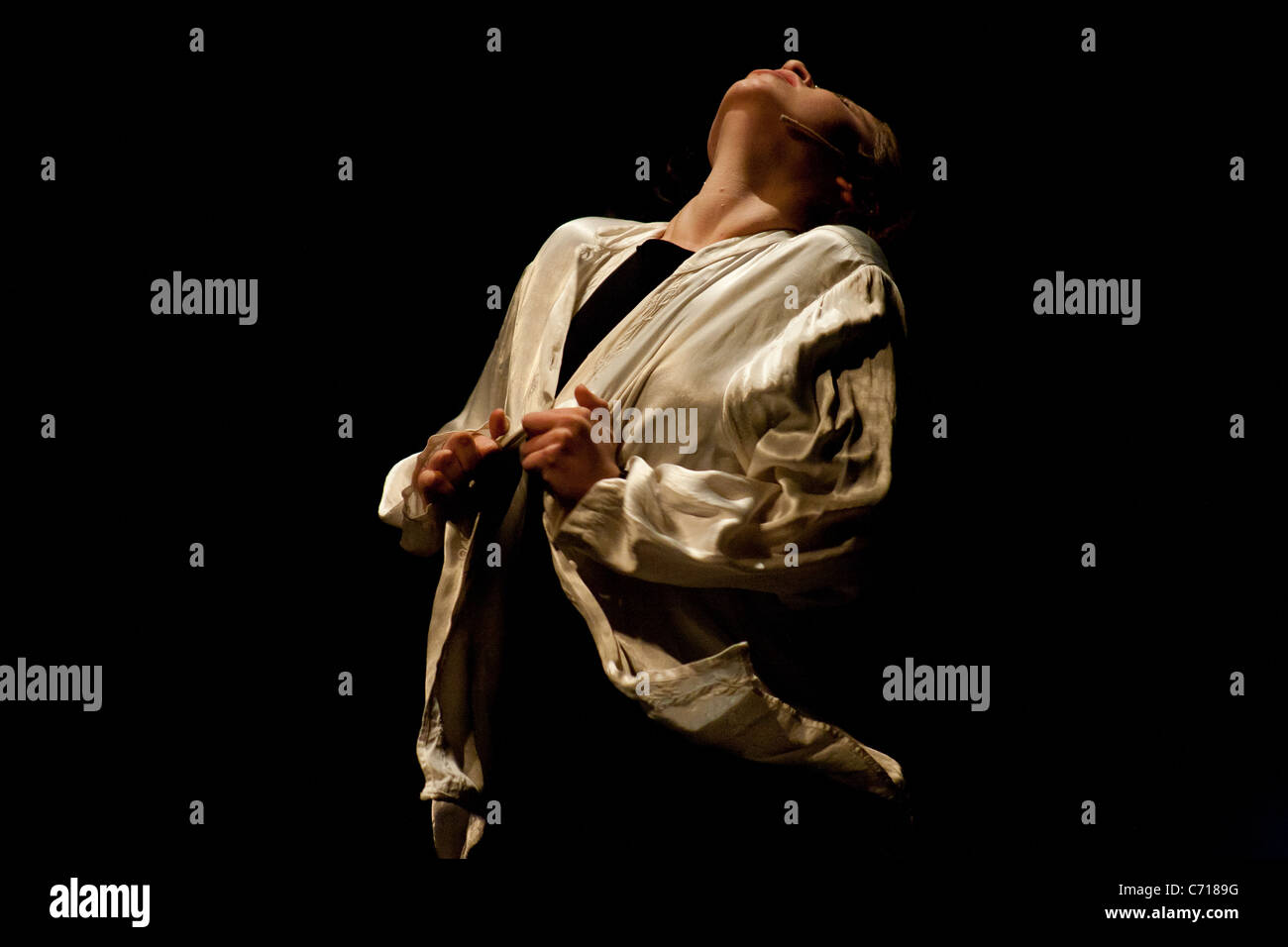 Martef Keller Theater junge Schauspieler durchführen "The Strength to Tell" zu Ehren von Holocaust-Überlebenden. Jerusalem, Israel. 09.07.2011. Stockfoto