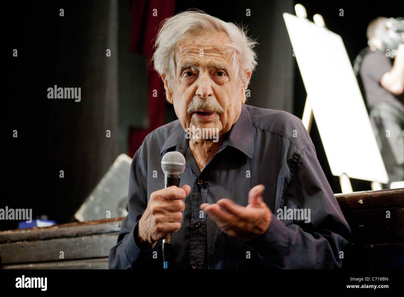 Martef Keller Theater junge Schauspieler durchführen "The Strength to Tell" zu Ehren von Holocaust-Überlebenden. Jerusalem, Israel. 09.07.2011. Stockfoto