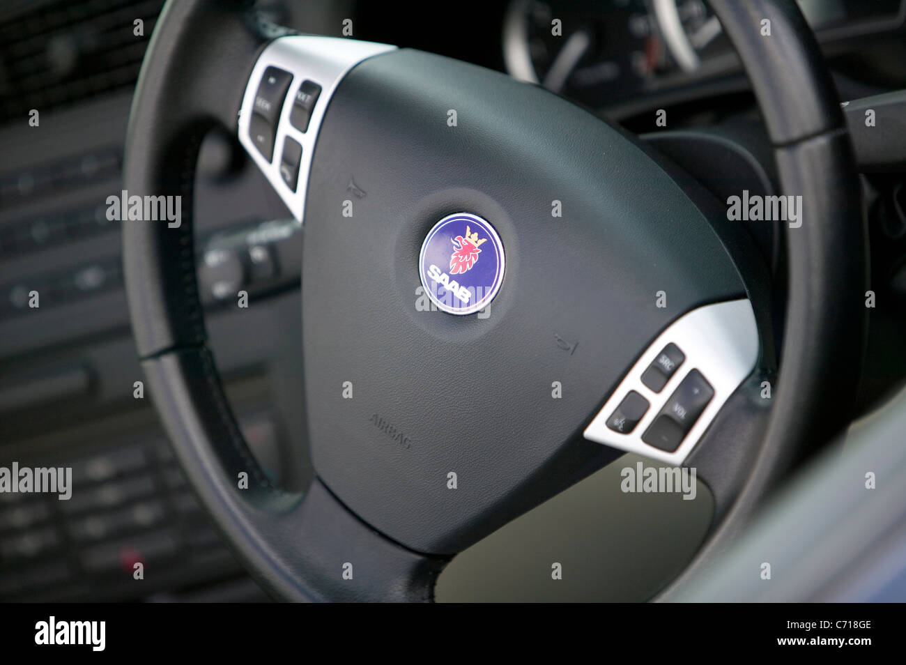 Schweden schwedische Saab Auto-Hersteller Logo Marque auf Lenkrad Abzeichen und Verkauf Auto Showroom Vorplatz England UK Europe Stockfoto