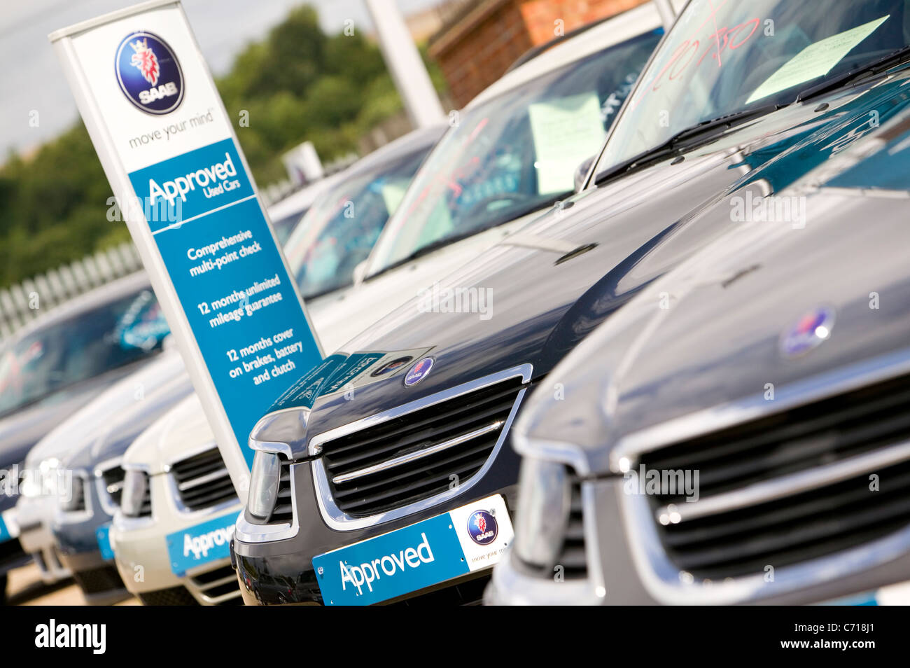 Schweden schwedische Saab Auto-Hersteller Logo Marque auf Lenkrad Abzeichen und Verkauf Auto Showroom Vorplatz England UK Europe Stockfoto