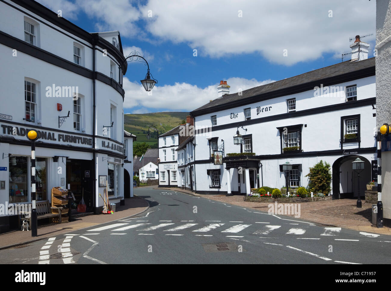 Das Bear Inn auf der High Street, Crickhowell. Brecon Beacons National Park. Powys. Wales. VEREINIGTES KÖNIGREICH. Stockfoto