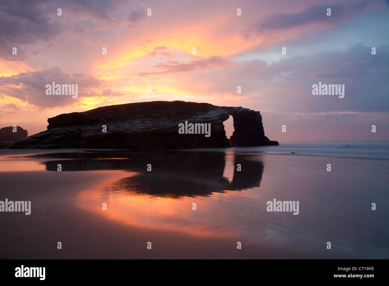 Sonnenuntergang am Strand der Kathedralen - Praia als Catedrais aufsuchen - Ribadeo, Lugo, Galicien, Spanien Stockfoto