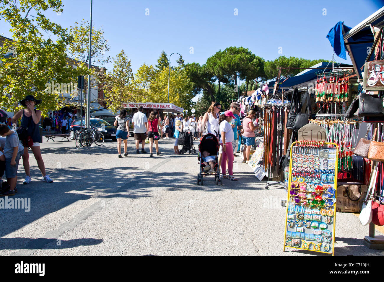 Touristen, die Einkaufsmöglichkeiten für Souvenirs in Pisa Italien Stockfoto