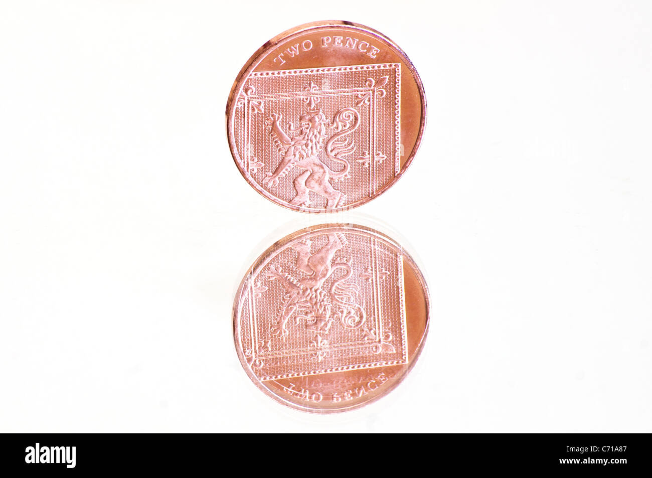 Eine einzige zwei Pence Münze reflektiert in einem Spiegel Stockfoto