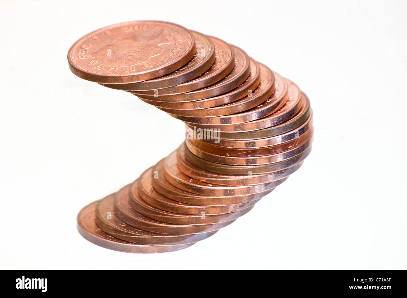 Eine abgestufte Stapel von zehn reflektiert zwei Pence-Stücke in einem Spiegel Stockfoto