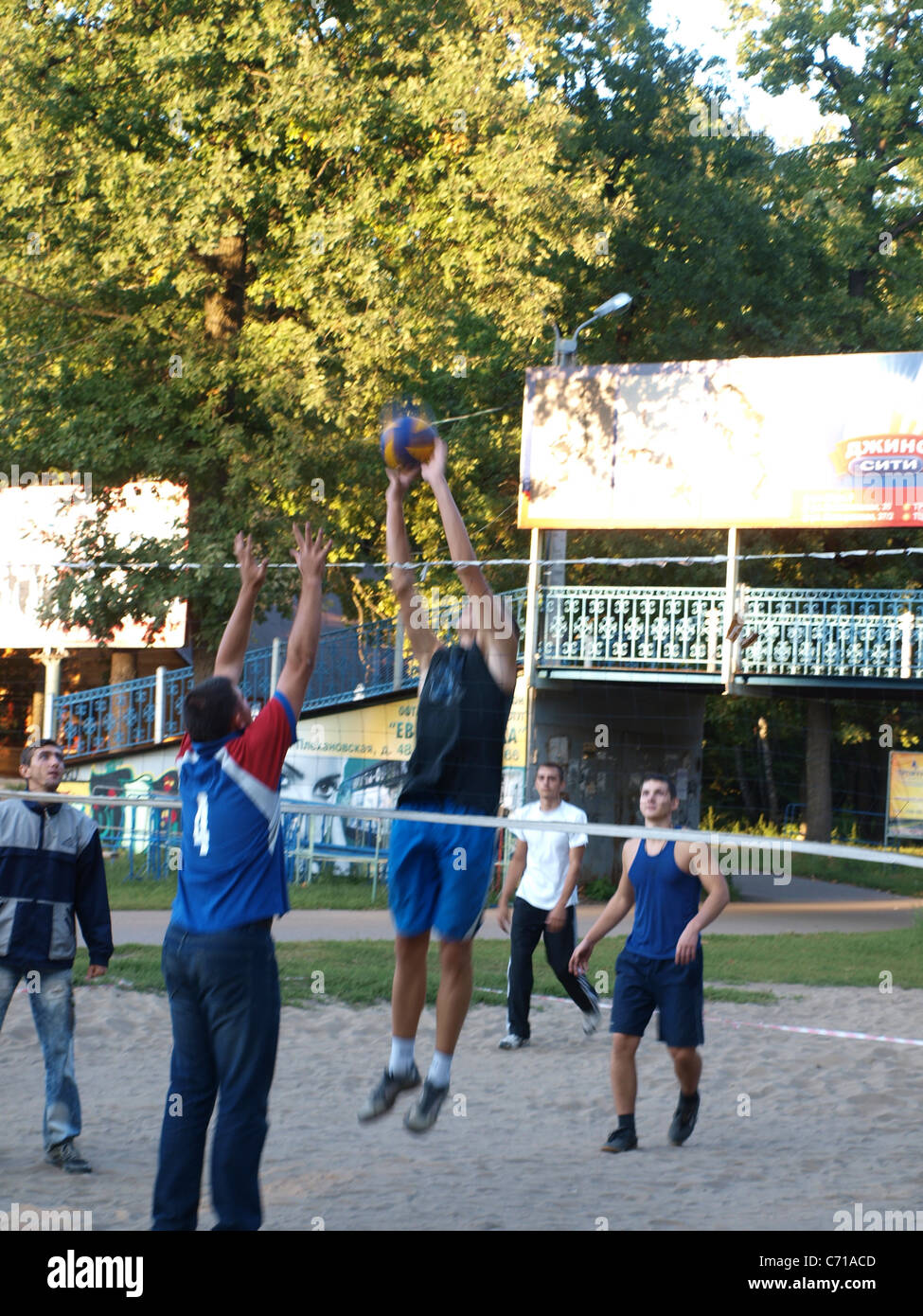 junge Leute spielen Tischfußball im park Stockfoto