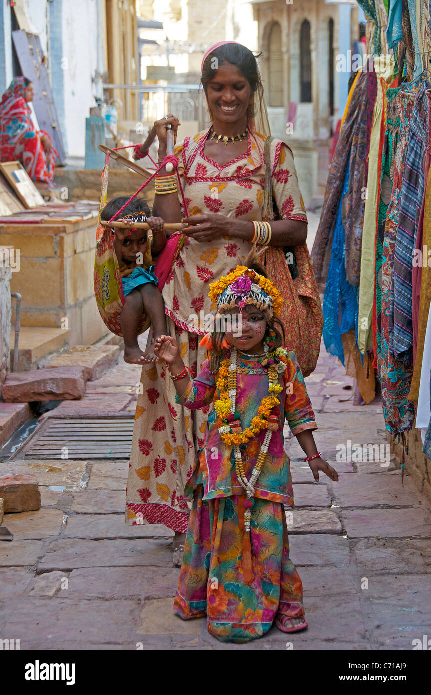 Stammes-Mutter mit zwei Kindern in Jaisalmer Fort westlichen Rajasthan Indien Stockfoto