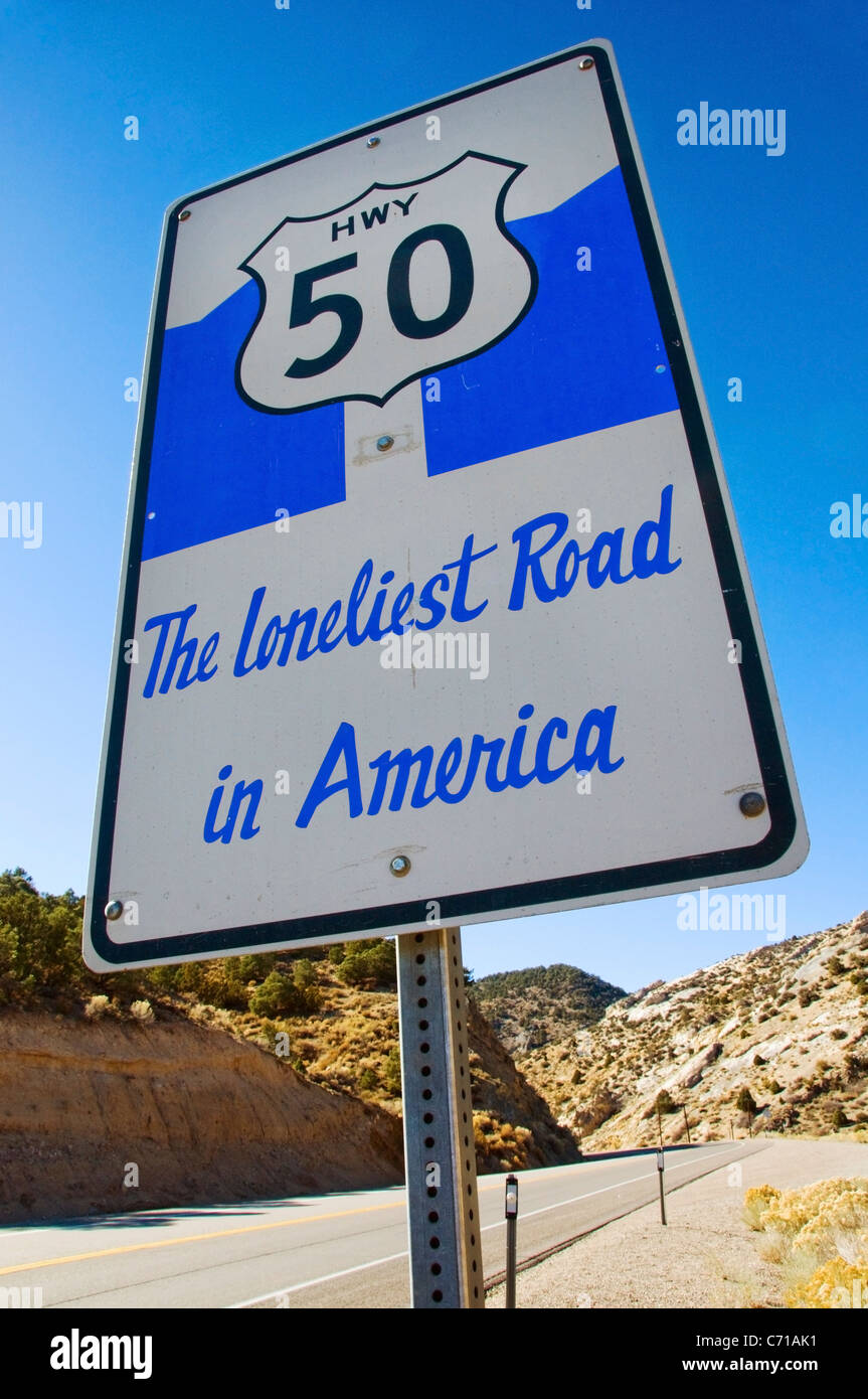 Ein Schild markiert landschaftlichen und historischen Highway 50, The Loneliest Road in America, Nevada. Stockfoto