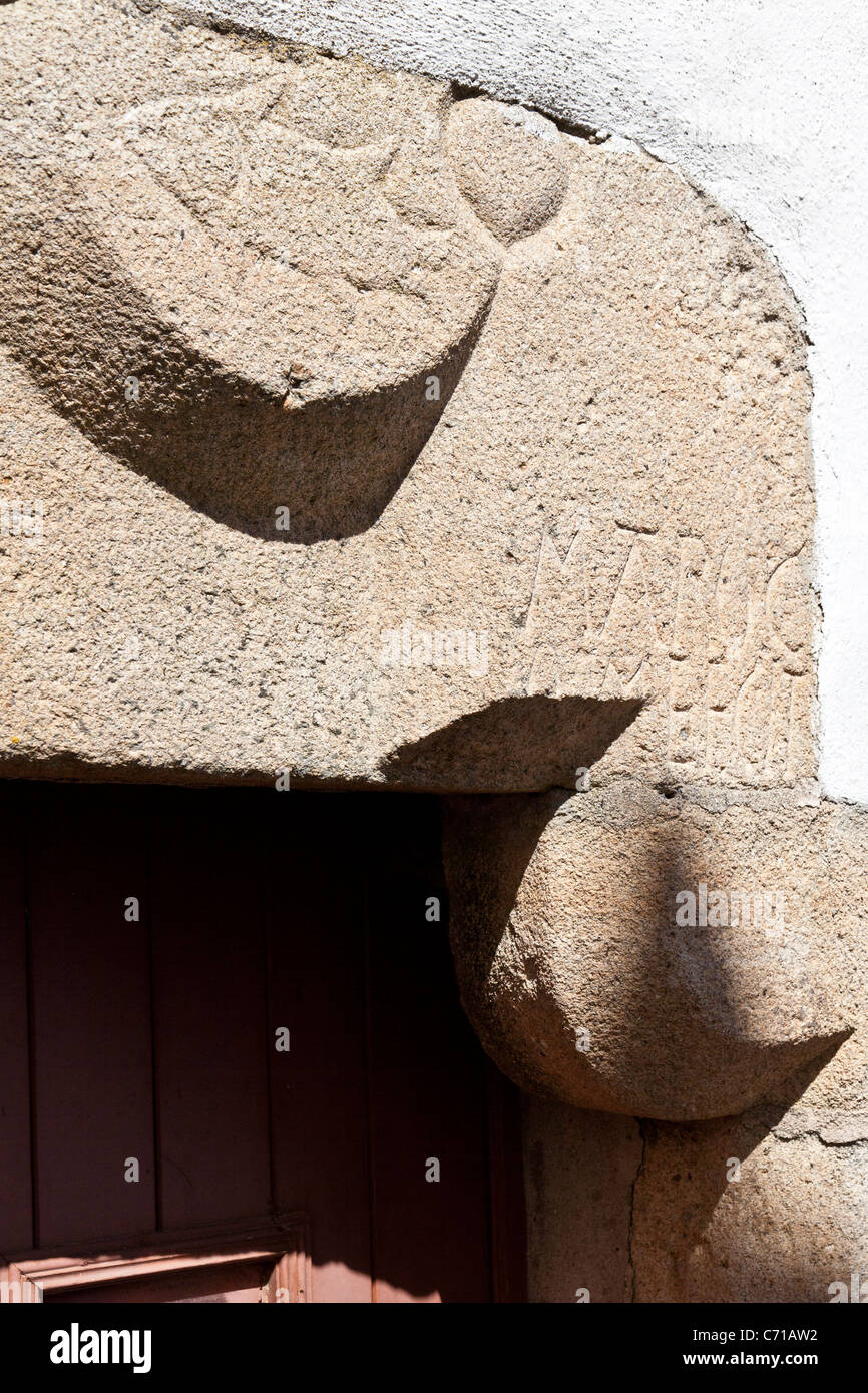 Detail einer mittelalterlichen Haus Tür mit mittelalterlichen Graffiti an den Türpfosten. Jüdischen Ghetto, Castelo de Vide. Alentejo, Portugal. Stockfoto