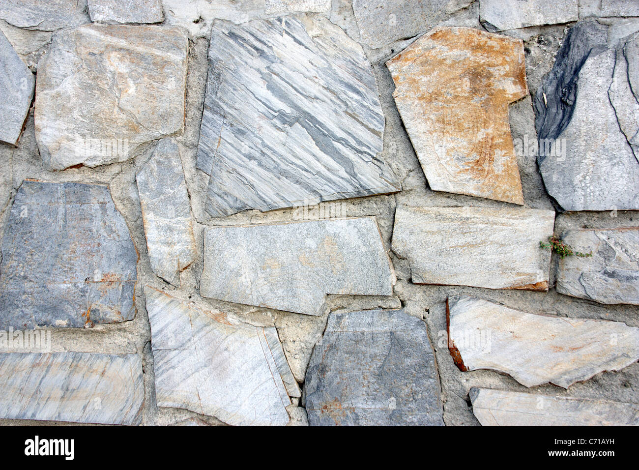 Fonds des Bildschirms eine Mauer aus grauen Steinen mit braunen Töne in einem Punkt der Aufmerksamkeit. Stockfoto