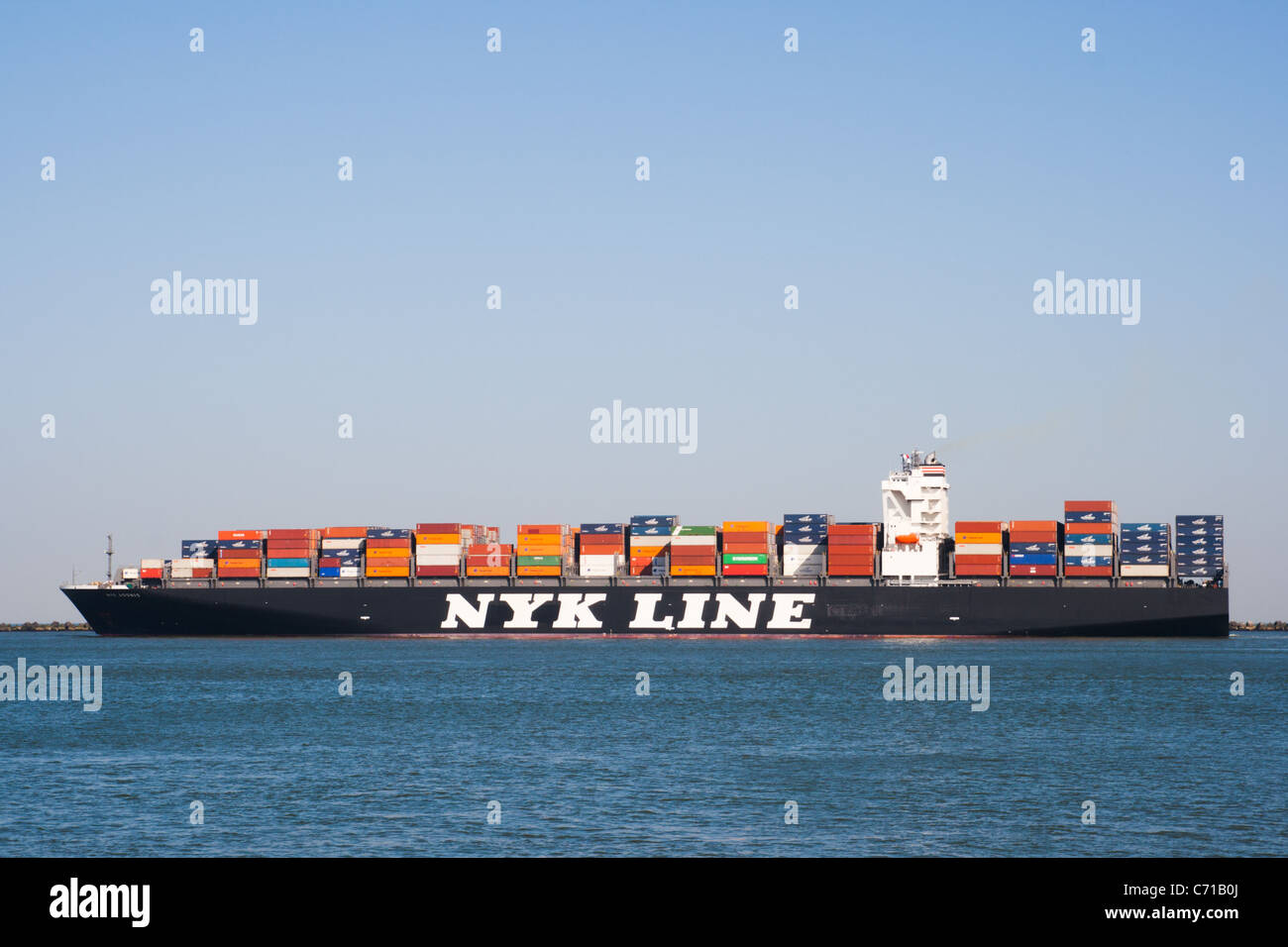 Containerschiff am Meer Stockfoto