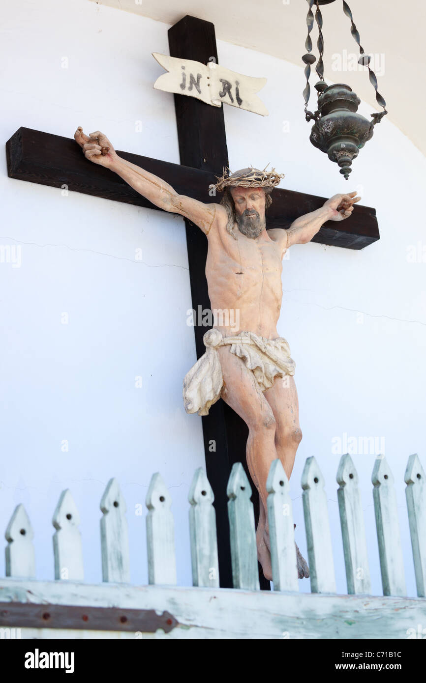 Fragment des typischen Kruzifix Symbol des Christentums. Holzstatue in Trento, Italien Stockfoto