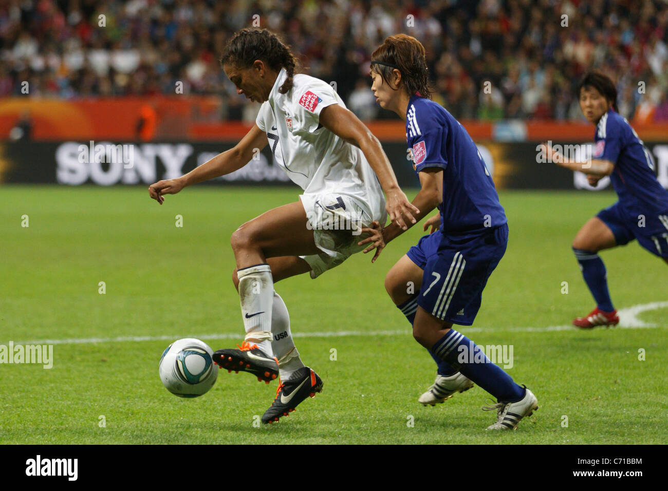 Shannon Boxx der Vereinigten Staaten (l) steuert den Ball gegen Kozue Ando von Japan (r) während der 2011 Frauen WM-Finale. Stockfoto