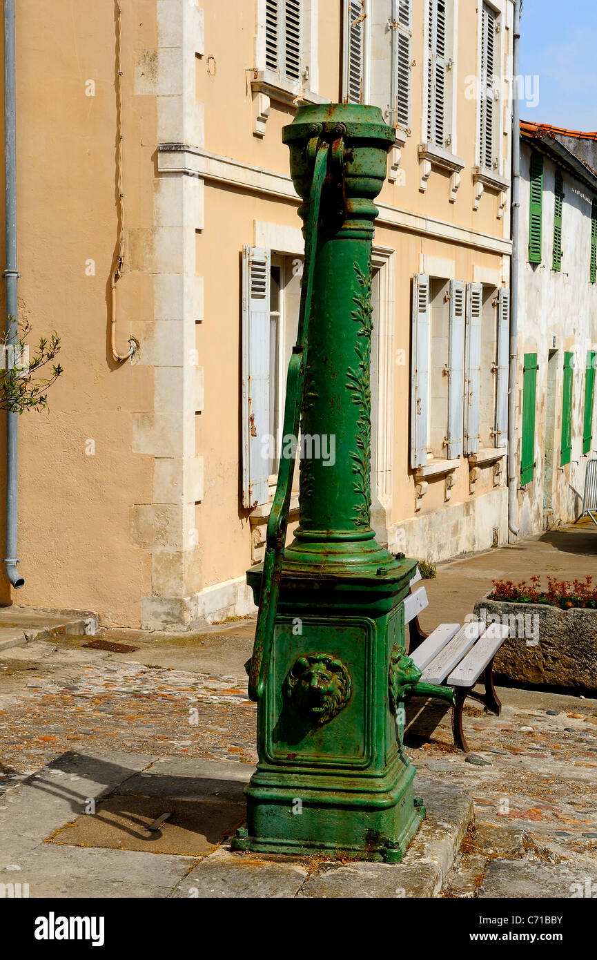 Wasser-Handpumpe verwendet durch die Feuerwehr in der ersten Hälfte des 20. Jahrhunderts in Saint Martin de Ré, Charente Maritime Abteilung Stockfoto