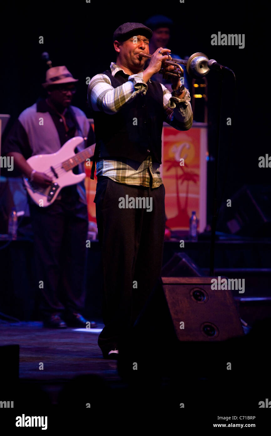 Kid Creole und die Kokosnüsse Trompete Spieler Trompeter auf der Bühne, The Barbican, London, England, UK Stockfoto