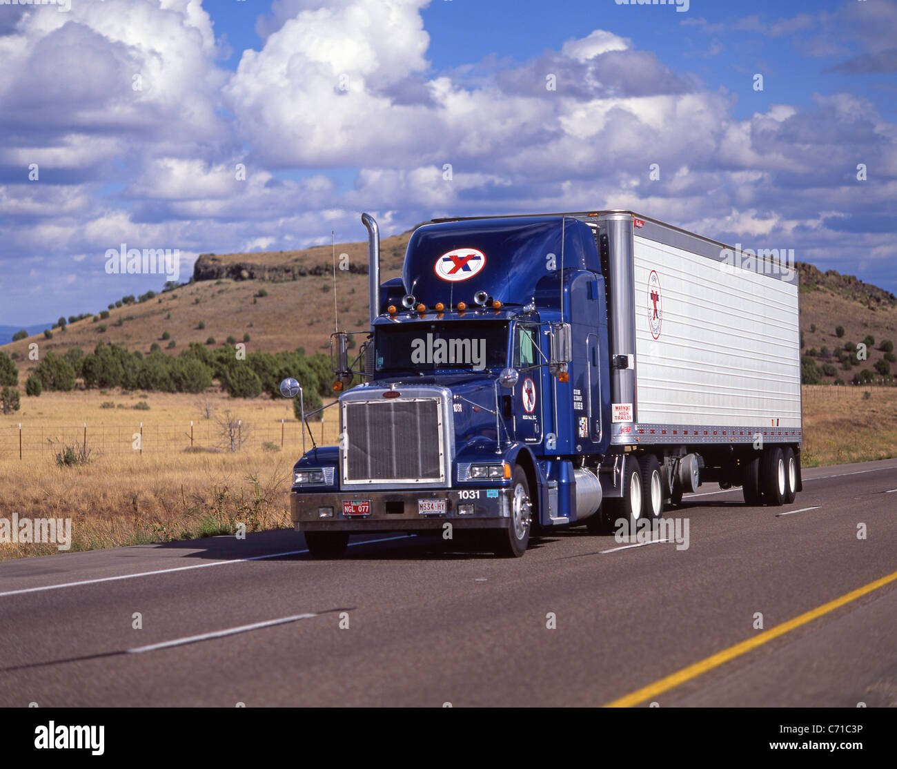 Amerikanischer Peterbilt LKW auf Autobahn, Kalifornien, Vereinigte Staaten von Amerika Stockfoto