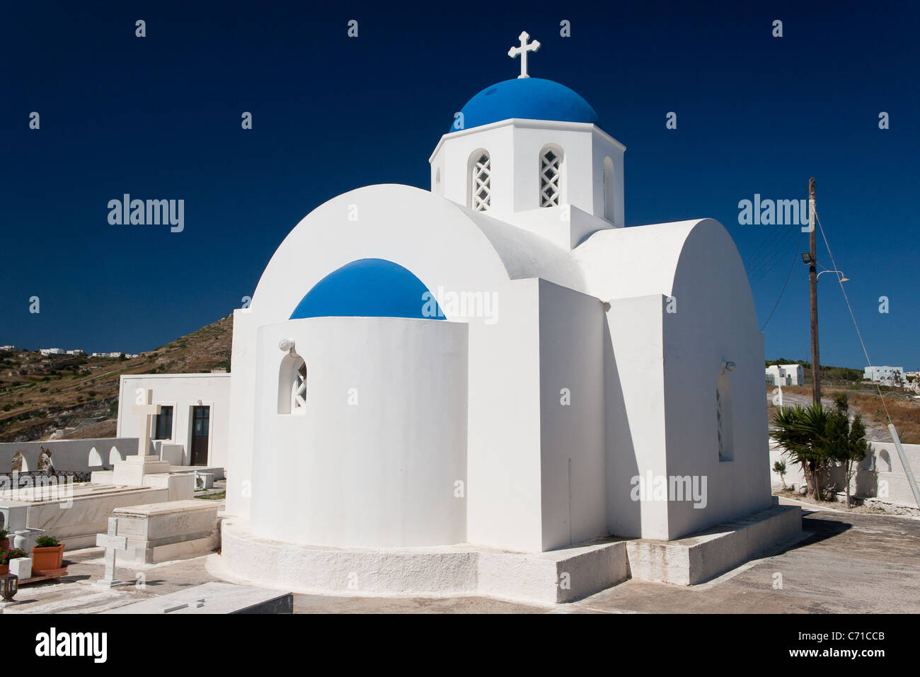 Blaue Kuppel weiße griechische Kirche in Exo Gonia, Santorini, Griechenland Stockfoto