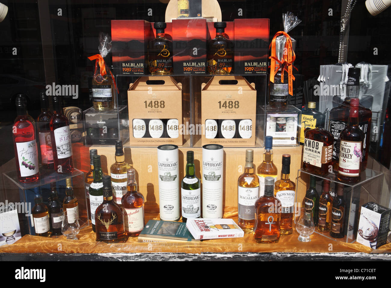 Ein Schaufenster anzeigen von Whisky-Flaschen Callander, Stirling, Schottland. Stockfoto