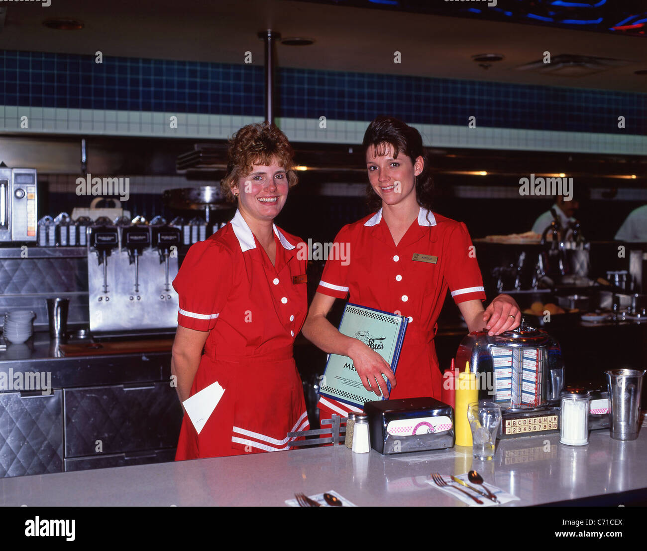 American Diner Kellnerinnen, Peggy Sue Diner, W Yermo Road, Yermo, California, Vereinigte Staaten von Amerika Stockfoto