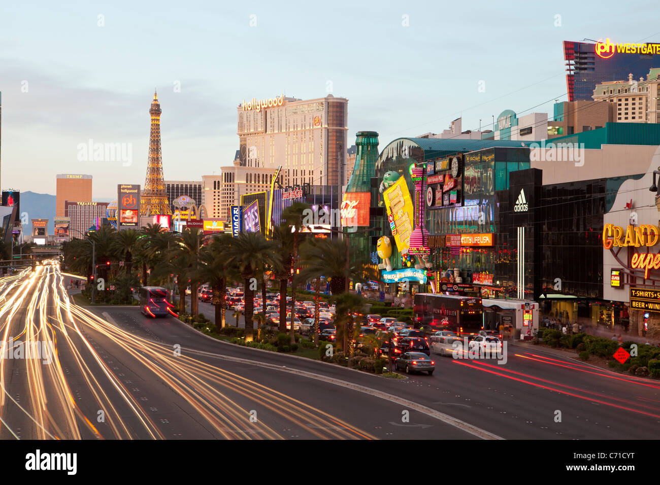 Vereinigte Staaten von Amerika, Nevada, Las Vegas, Hotels und Casinos am Strip entlang Stockfoto