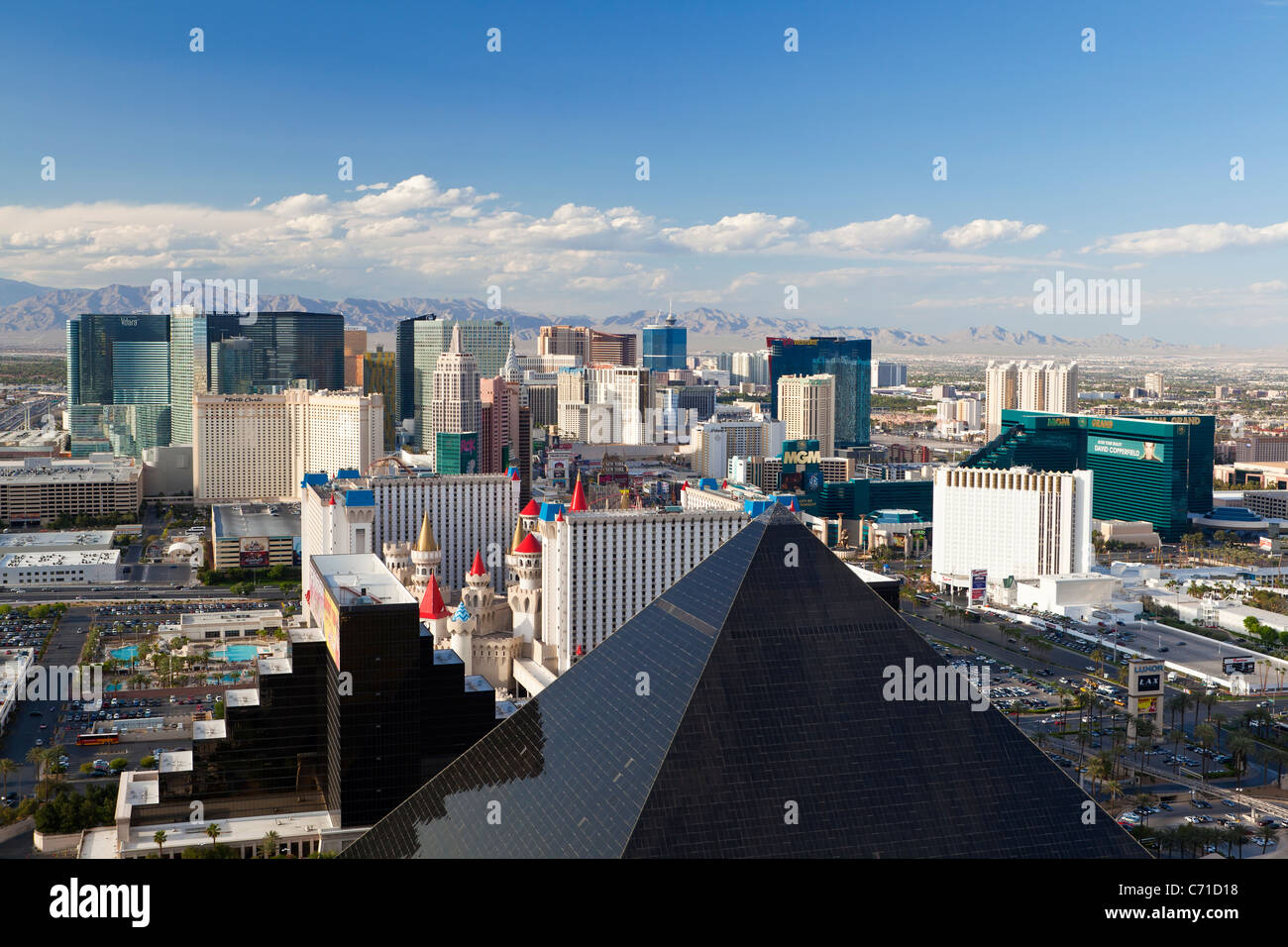 Vereinigte Staaten von Amerika, Nevada, Las Vegas, erhöhten Blick auf die Hotels und Casinos am Strip entlang Stockfoto