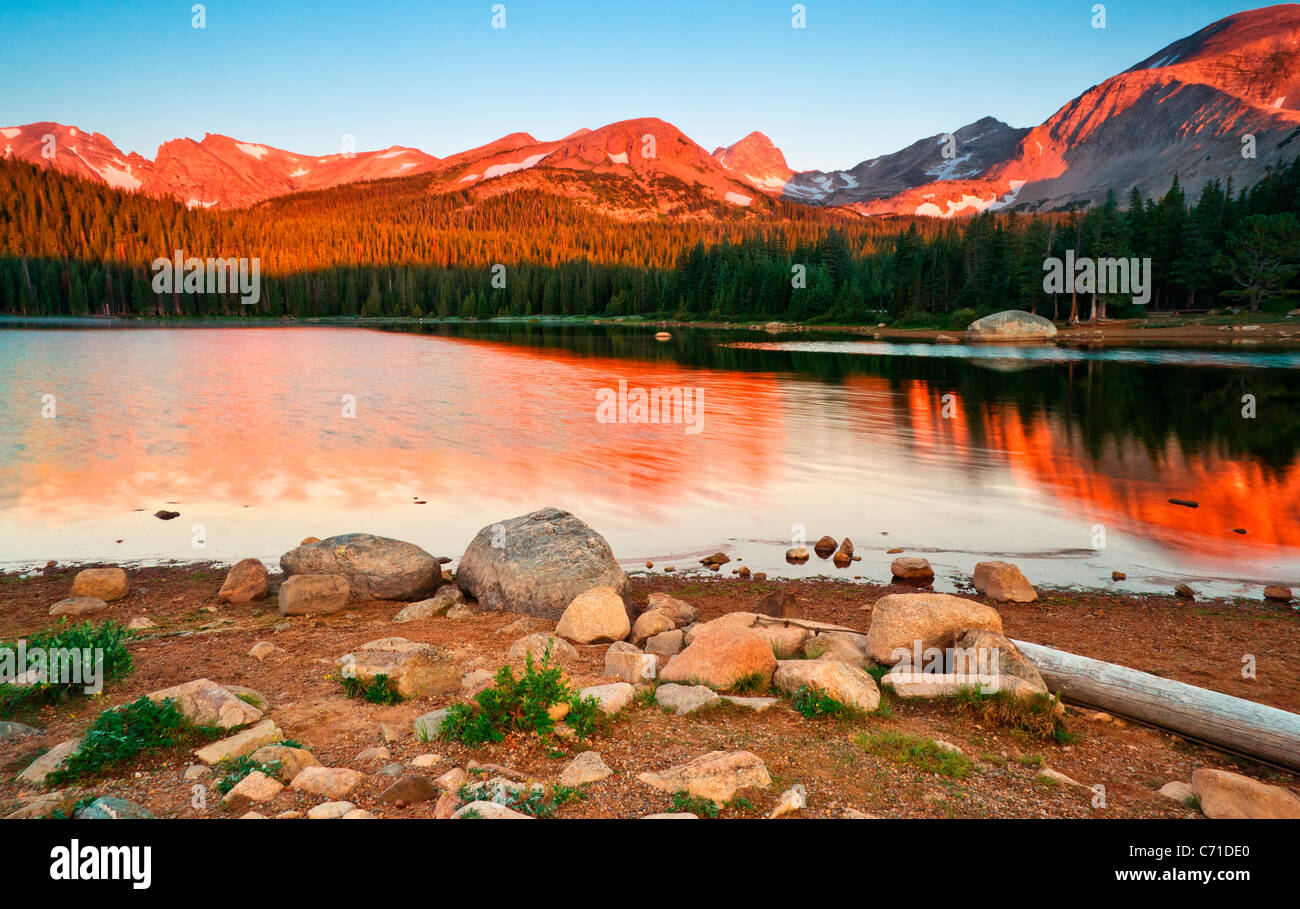 See Brainard in Colorado wird lebendig in der Morgensonne, wie die Sumlight die Gipfel des Indian Peaks Wilderness hits Stockfoto