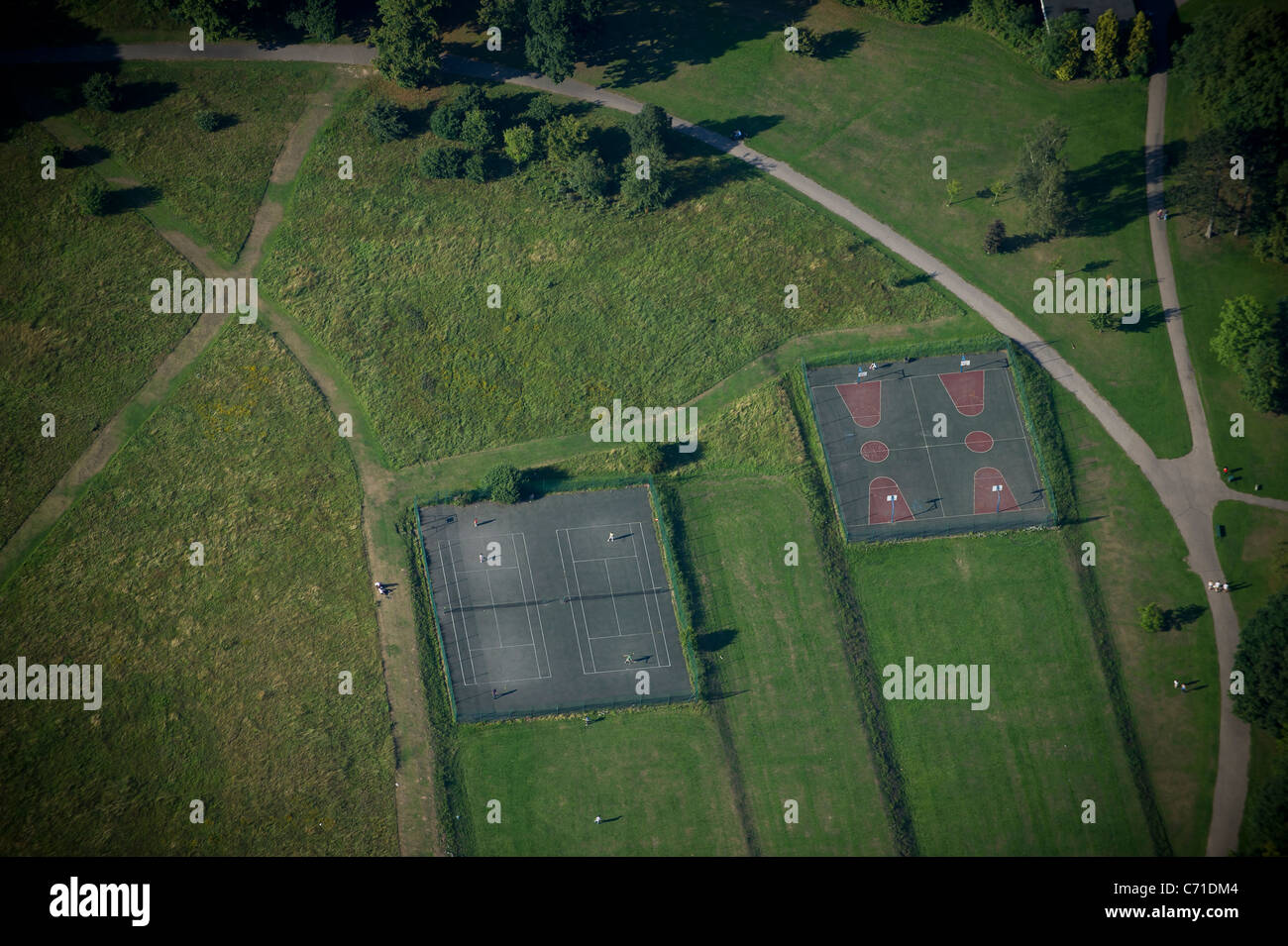 Luftaufnahme des Tennis-und Basketballplätze Stockfoto