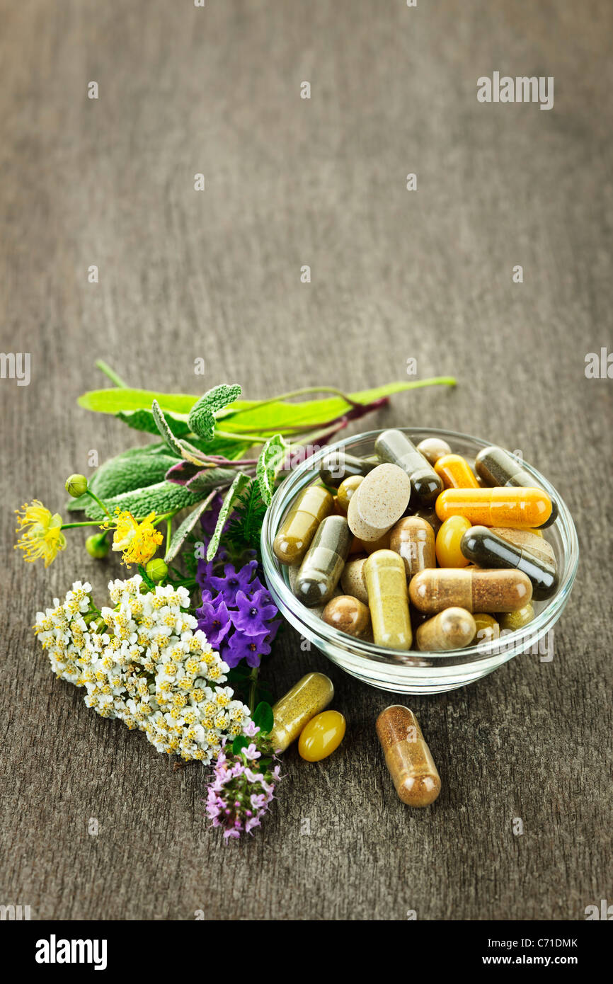 Kräuter mit Alternativmedizin pflanzliche Präparate und Pillen Stockfoto