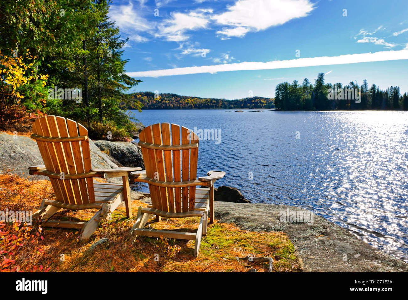 Adirondack Stühle am Ufer des Lake of Two Rivers, Ontario, Kanada Stockfoto