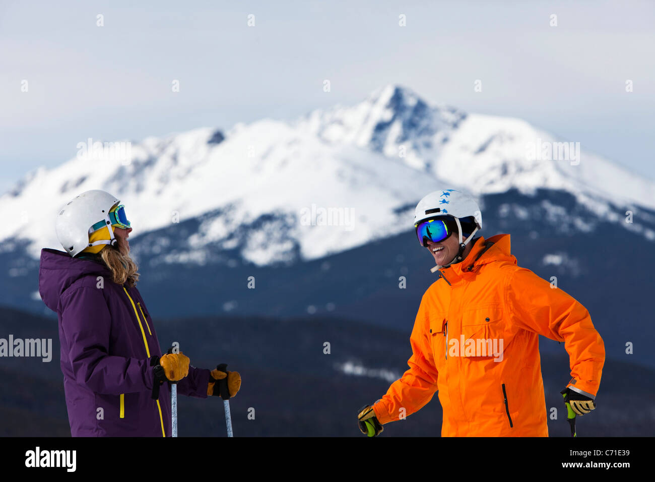 Ein paar Ski lachen, als sie an einem sonnigen Tag in Vail, Colorado sprechen. Stockfoto