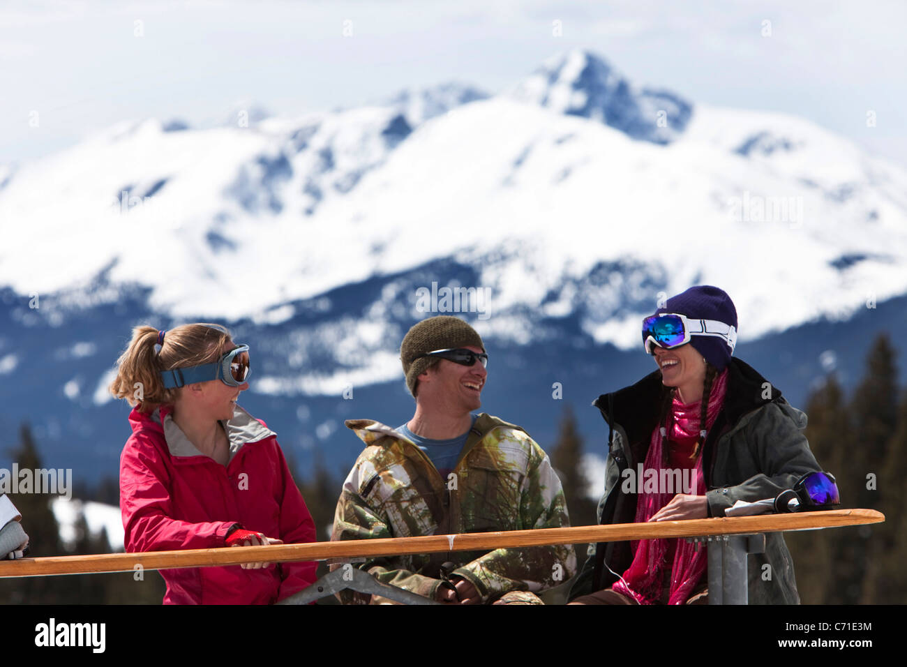 Drei Freunde lachen und Lächeln und genießen Sie eine lustige Skitag in Colorado. Stockfoto
