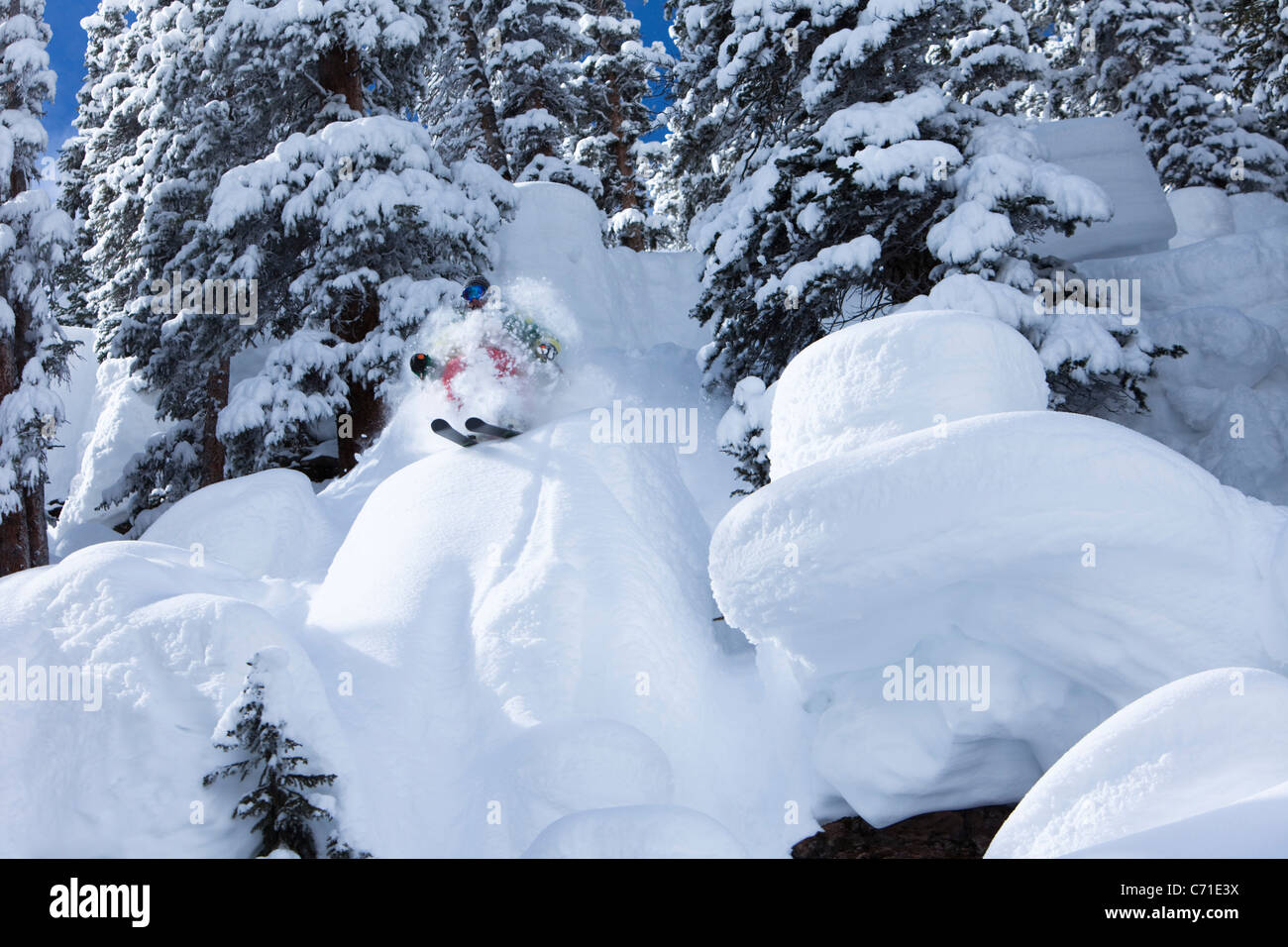 Ein Skirennläufer Blasten durch ein Pulver-Kissen in Colorado. Stockfoto