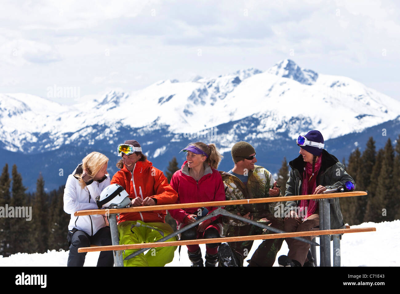 Eine große Gruppe von Freunden Lächeln und lachen und genießen Sie einen schönen Skitag in Colorado. Stockfoto