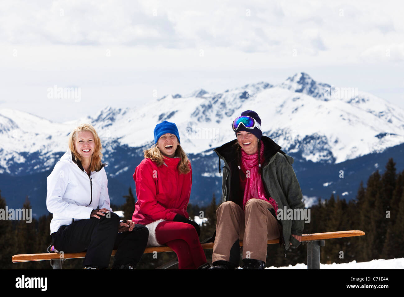 Drei schöne Frauen lachen und Lächeln und genießen Sie eine lustige Skitag in Colorado. Stockfoto