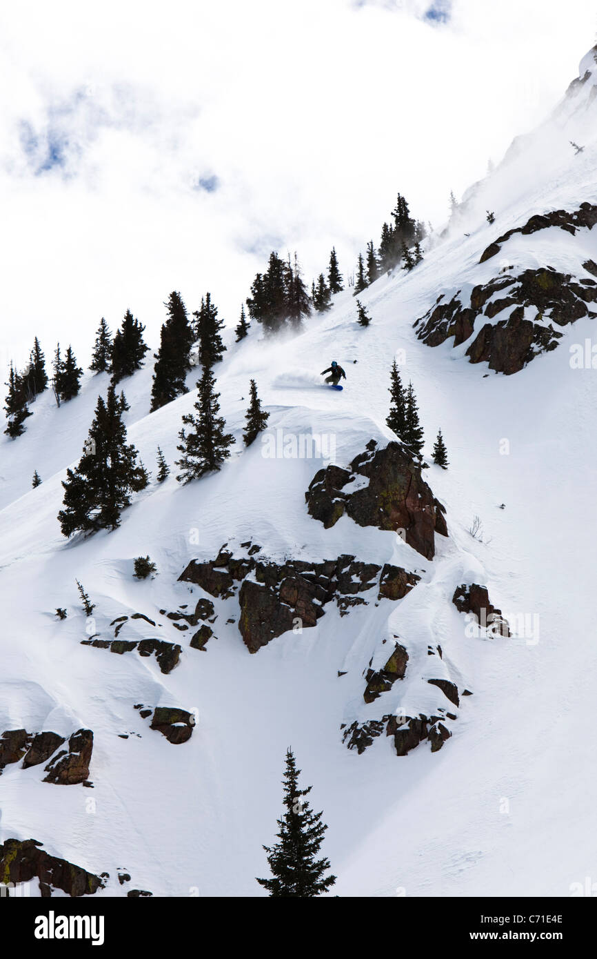Ein Snowboarder schnitzt einen Pulver Turn-down-ein riesiger Berg in Colorado. Stockfoto