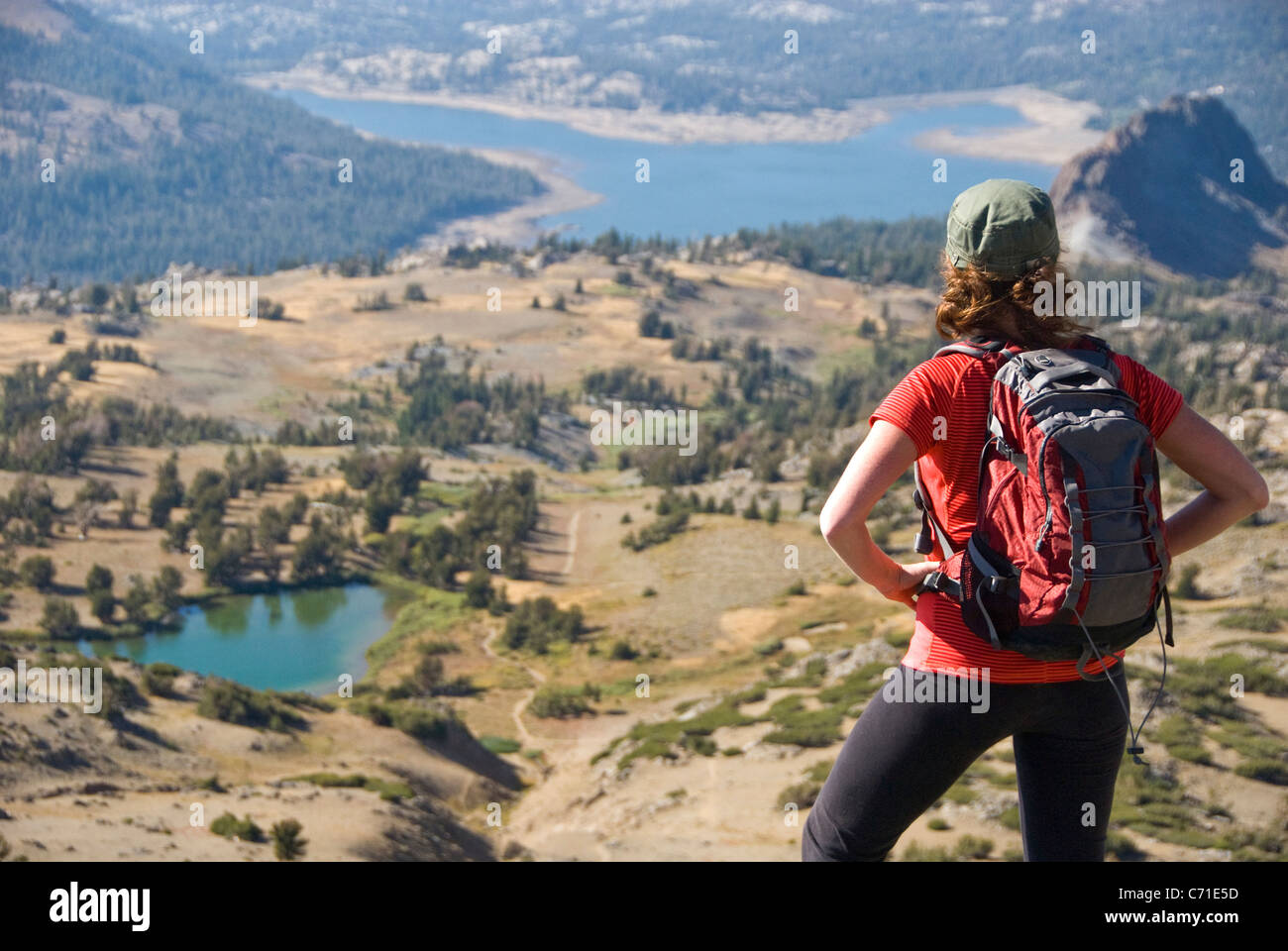Eine Frau nimmt in der Ansicht auf einer Wanderung in der Nähe von Carson Pass in der Sierra Nevada, California. Stockfoto