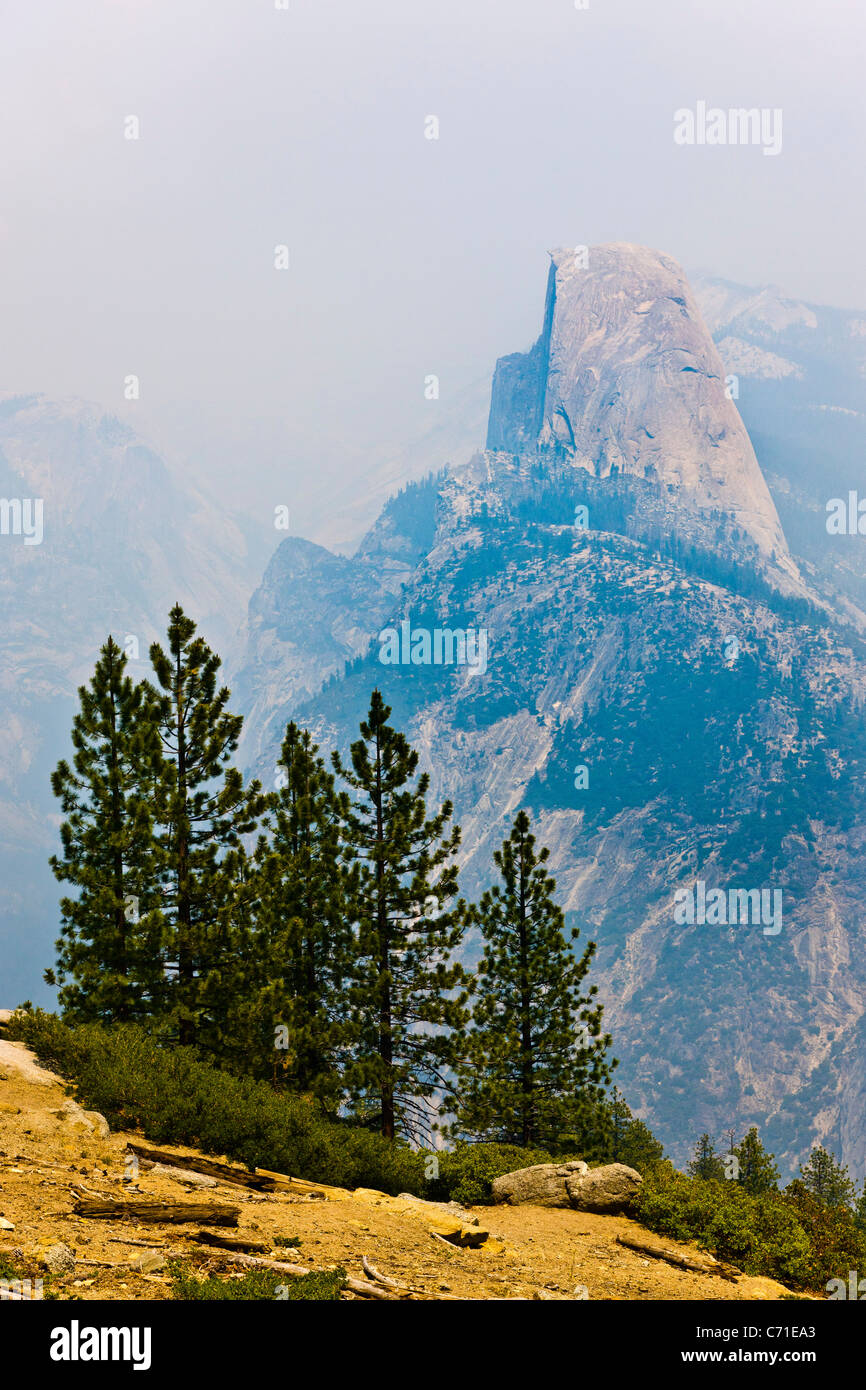 Half Dome von Washburn Point, Yosemite National Park mit Wald Feuer blauen Rauch Dunst. JMH5255 Stockfoto