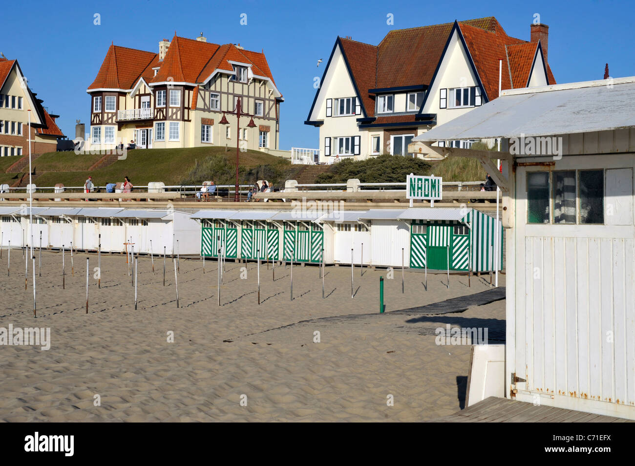 Hütten und Häuser am Strand von Oostende. Stockfoto