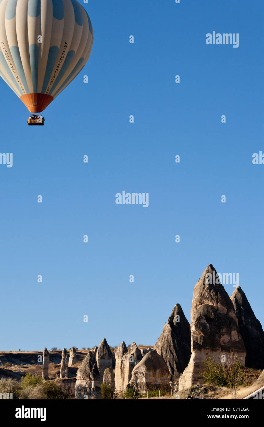 Kapadokya Balloons über die Nadeln. Ein voller Korb unter einem Heißluftballon inmitten leuchtend blauen Morgenhimmel über Göremes hoodos Stockfoto