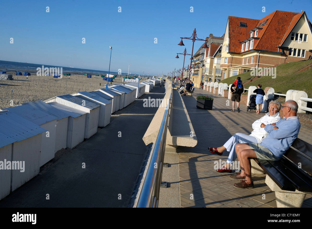 Altes Ehepaar sitzt auf einer Bank in Oostende, Chating und Ausblick auf das Meer im Frühling. Stockfoto