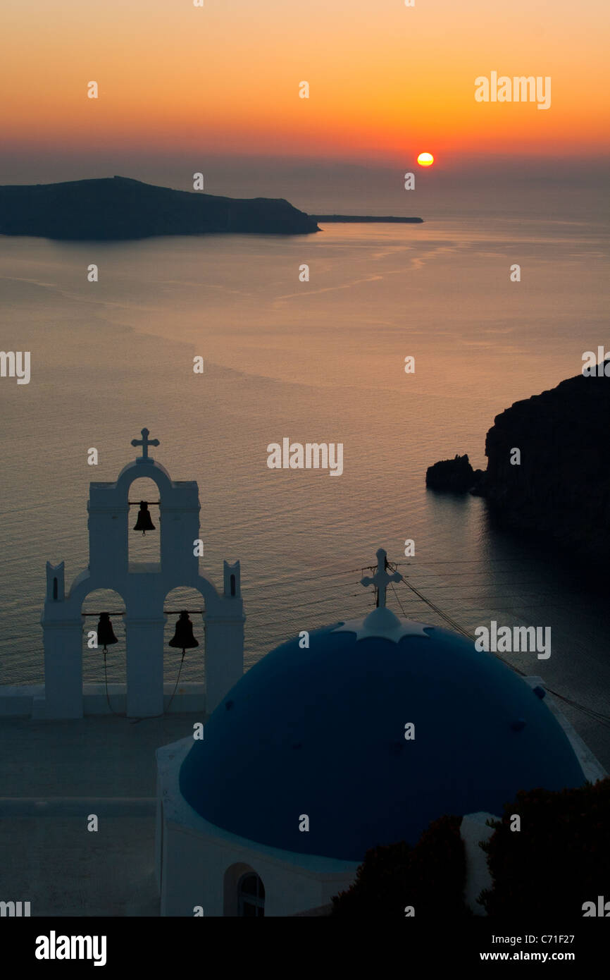 Sonnenuntergang über Meer hinter blauen Kuppelkirche in Firostefani, Santorin, Griechenland Stockfoto