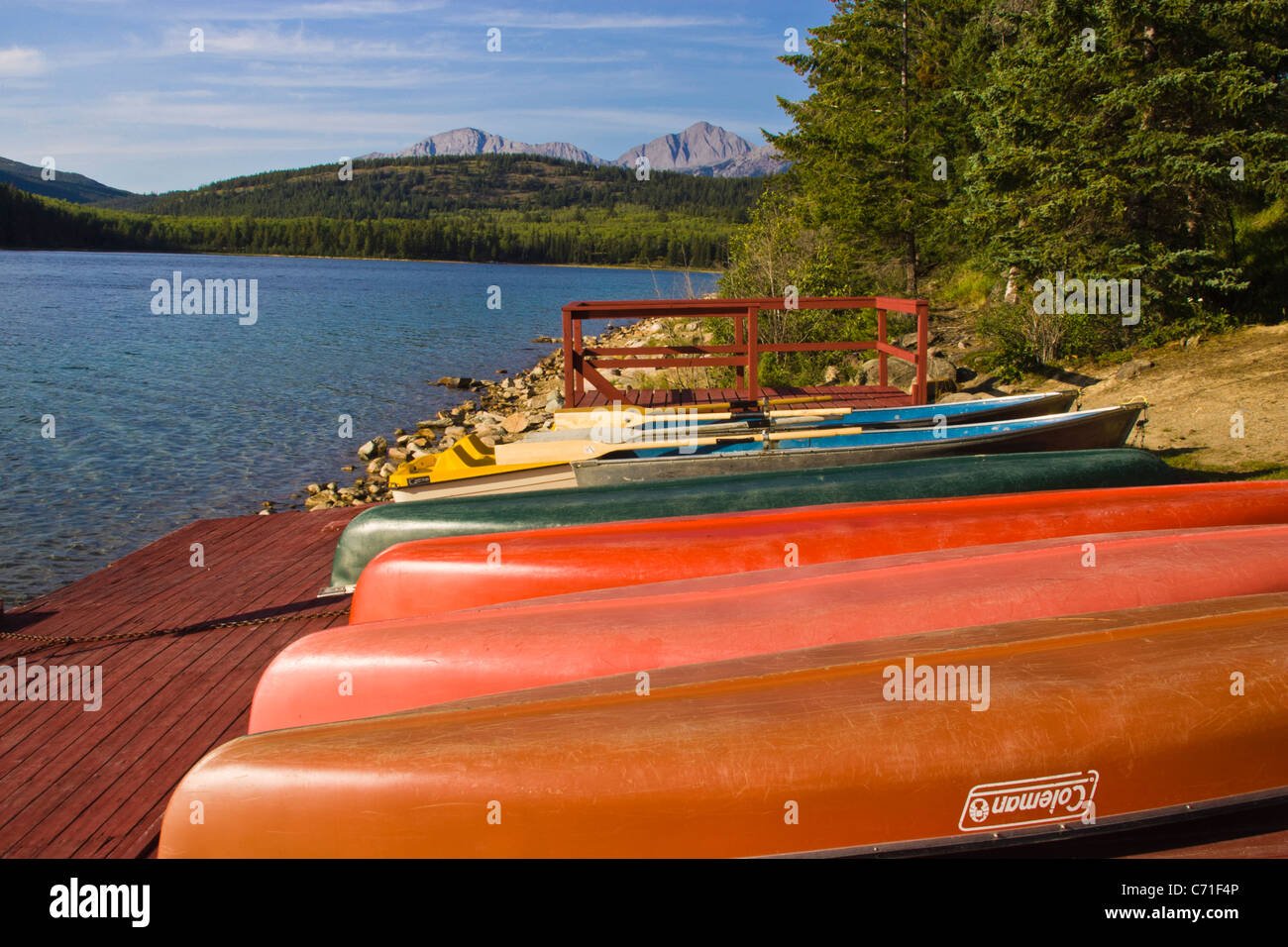 Kanus am Patricia Lake Bungalows am Patricia Lake im Jasper Nationalpark, Alberta, Kanada. Stockfoto