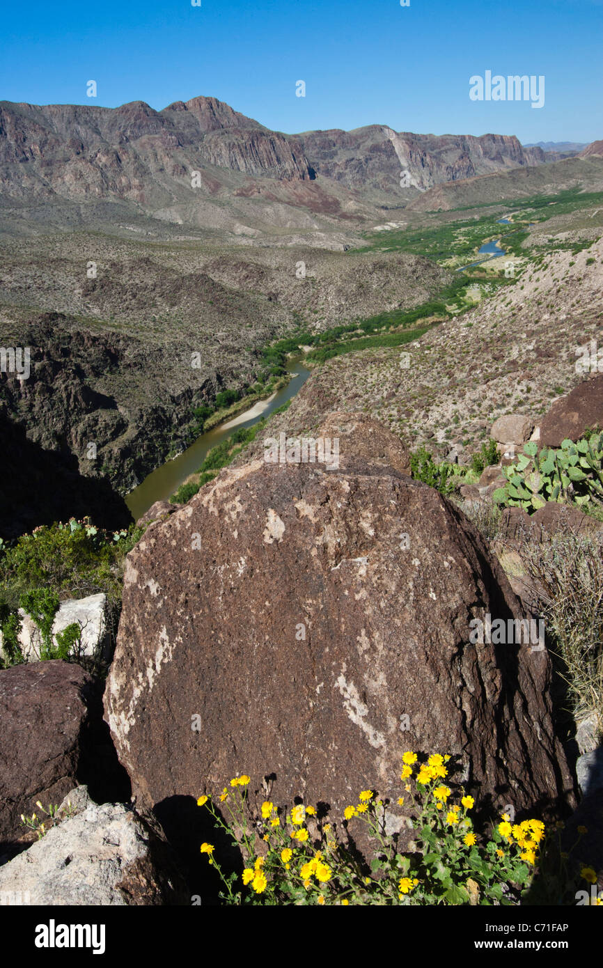 Blick auf den Rio Grande River in Texas und die Sierra del Carmen-Bergkette im Norden Mexikos. Stockfoto